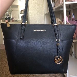 Michael Kors Large Jet Set Top Zip Tote